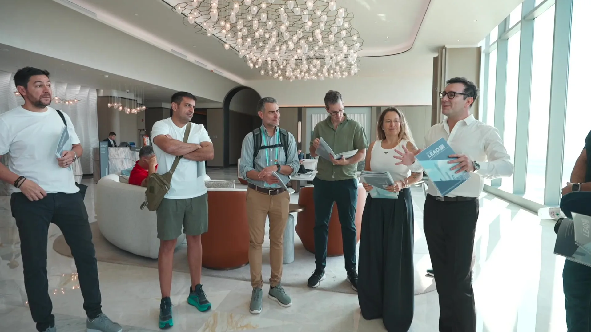 Fernando Navarro coordinando un briefing con empresarios durante una misión comercial en China