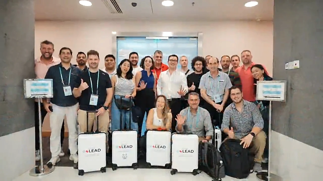 Equipo de LEAD y empresarios posando junto a las valijas de la delegación antes de una misión comercial en China.