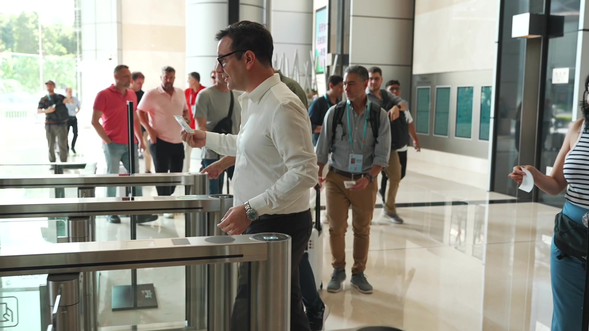 Equipo de LEAD ingresando a reuniones de negocios durante una misión comercial en China