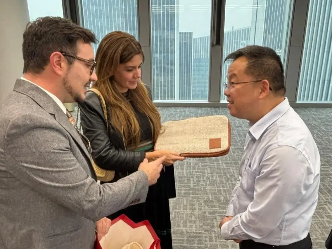 Fernando Navarro durante una reunión de negocios con una contraparte en China.