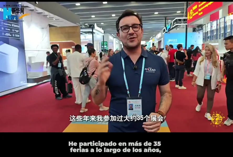 Fernando Navarro en un pasillo de la Feria de Cantón, con asistentes de fondo